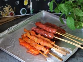 烤箱烤的烧烤肉质要比炭火烤的嫩，吃起来没有烟熏味。