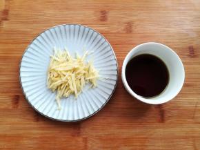 生姜去皮切丝，取小碗放入橄榄油 10克，生抽 10克，蚝油 10克，白醋 10克，盐 2克混合成腌料汁。