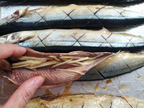 把姜丝放入秋刀鱼的肚子里，如果姜丝有剩下的，铺在秋刀鱼身下