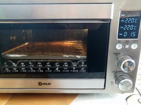 秋刀鱼放入预热好的烤箱中下层，上下火220度烤15分钟，中途取出翻面一次。