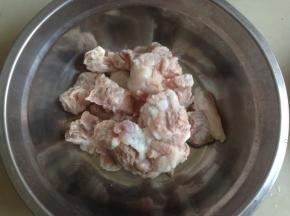 排骨先用水焯一下，去掉血腥味和浮沫