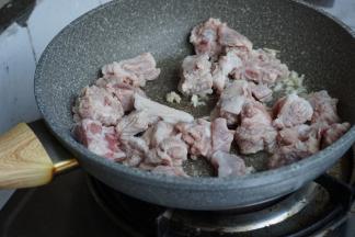 爆香之后倒入排骨