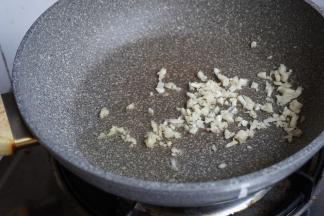 锅里加油烧热后，加入剁好的蒜蓉