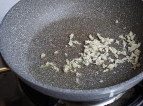 锅里加油烧热后，加入剁好的蒜蓉