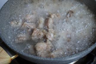 加入开水，要没过排骨，加盖，焖煮20分钟左右