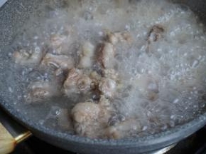 加入开水，要没过排骨，加盖，焖煮20分钟左右
