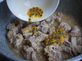 焖至汤汁浓的时候，加盐和酱油。焖煮一会，倒入百香果汁，翻炒2分钟