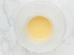 在搅拌盆里加入蛋黄和细砂糖搅打均匀。