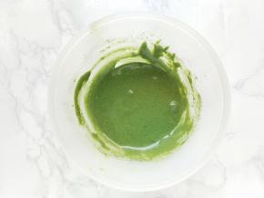 筛入金龙鱼糕点用小麦粉和抹茶粉，充分搅拌均匀。