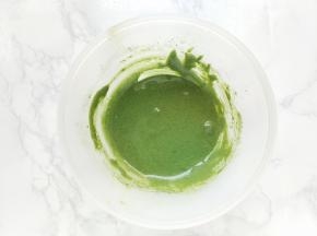 筛入金龙鱼糕点用小麦粉和抹茶粉，充分搅拌均匀。