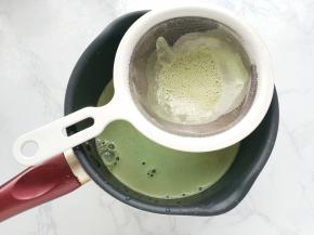 把温热的牛奶一点点地加入搅拌盆中混合均匀，再过滤倒回锅中。