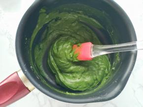 小火加热，并不停搅拌，使奶油浓稠且富有光泽。