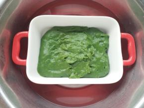 将卡士达奶油倒入浅盘，覆盖保鲜膜，并叠放在装有冰水的盆中，加快冷却速度。使用之前，先放在冰箱冷藏保存。