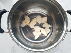 再来制作泡芙，将水，黄油，盐放入锅中。