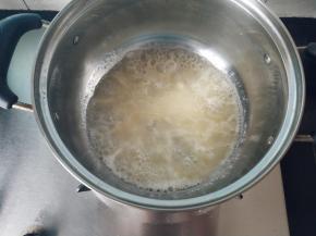 中火煮至黄油溶化、沸腾。