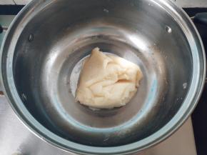 关火，将面粉倒入锅中，搅拌至面糊呈光滑透明状且具有黏性。