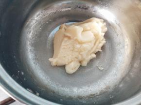 小火加热，并仔细搅拌，加热面糊，蒸发水分，直到锅底形成薄膜即可取出面糊。