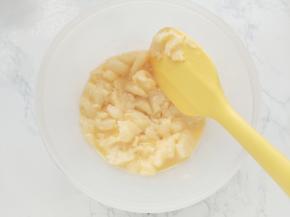 将面糊移至搅拌盆，慢慢加入蛋液，用刮刀快速搅拌均匀。