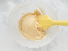 通常的做法，是先加入一半分量的蛋液，一来是快速降温，二来不至于蛋液被烫熟。之后再分成3－4次加入。最重要的是，每次加入蛋液前都要确认加入的蛋液和面糊已经充分混合均匀。