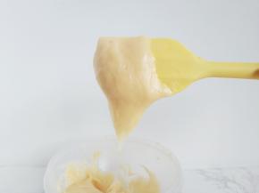 面糊充分变软后，用刮刀舀起，面糊呈倒三角停留在刮刀上3－5秒之后滴落且有部分残留，为最佳状态。