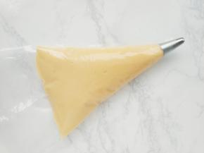 将面糊装入裱花袋。