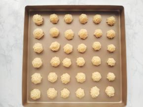 挤出圆形面糊，注意面糊之间有留有间距。