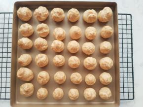 送入预热好的烤箱，中层上下火200度15分钟，再转180度20分钟。烤好的泡芙表皮呈金黄色，用手拿起时有轻盈感，按压泡芙皮的话有足够的硬度。