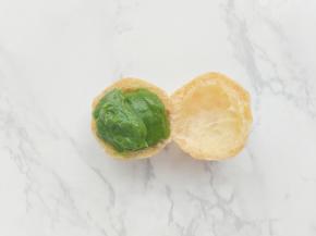 也可以将泡芙切开，用小勺子填充奶油。