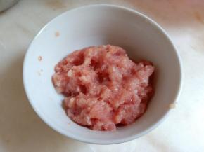 肉糜加少许黄酒、盐腌渍一会。