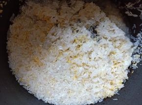 大米和小米一起淘洗干净。