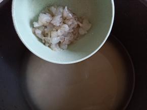 洗净的米加适量清水，加入切好的虾仁。