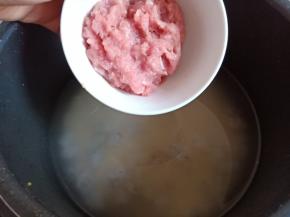 加入腌渍好的肉糜。