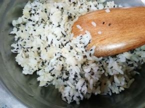 剩米饭加入黑芝麻拌匀