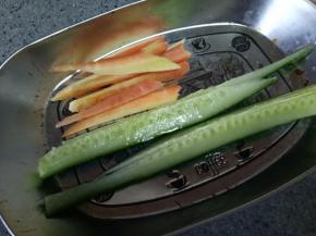黄瓜和胡萝卜切条