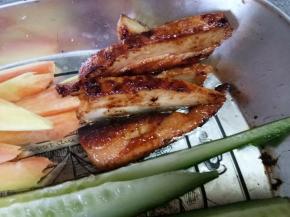 鸡胸肉我都是提前腌制好几块放在冷冻里，想吃了就拿出来煎熟。很简单，就是鸡胸肉一块从中间片开，用松肉锤锤一下，用奥尔良腌料腌制几个小时，马上吃就可以直接煎来吃，不着急吃就放保鲜盒放在冷冻里，随吃随取。煎好的鸡胸肉切成条