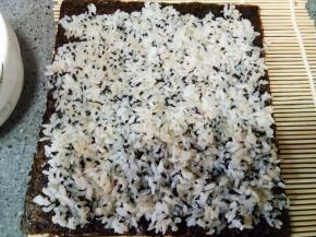 竹帘上放上紫菜，把米饭平铺在米饭上