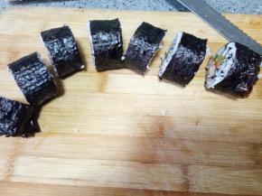 刀上蘸点水把寿司切开