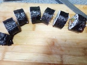 刀上蘸点水把寿司切开