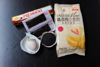 准备食材：金龙鱼糕点用小麦粉、鸡蛋、黄油、海苔、黑芝麻、泡打粉、盐