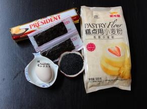 准备食材：金龙鱼糕点用小麦粉、鸡蛋、黄油、海苔、黑芝麻、泡打粉、盐