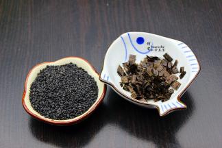 准备工作，把黑芝麻炒熟，海苔用食用剪刀剪碎。