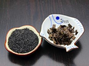 准备工作，把黑芝麻炒熟，海苔用食用剪刀剪碎。