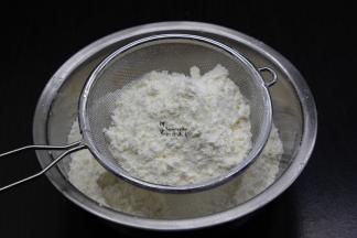 金龙鱼糕点用小麦粉加泡打粉混合拌均，过筛二篇，这样做出来的饼干均匀细滑。