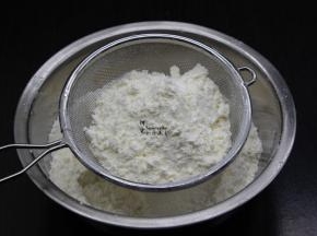 金龙鱼糕点用小麦粉加泡打粉混合拌均，过筛二篇，这样做出来的饼干均匀细滑。