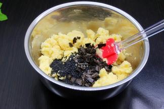 然后加入炒熟的黑芝麻、剪碎的海苔，完全混合，揉成面团。