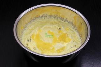 黄油室温软化，加入盐用打蛋器打发，然后分3三次加入蛋液并打发，每次都要搅打到鸡蛋液和黄油完全融合，才能加下一次的蛋液