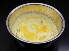 黄油室温软化，加入盐用打蛋器打发，然后分3三次加入蛋液并打发，每次都要搅打到鸡蛋液和黄油完全融合，才能加下一次的蛋液