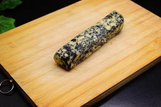 揉好的面团，用手整成长方体，也可以用蔓越莓饼干模具，做成形状。用保鲜膜包裹，放入冰箱冷藏1小时。