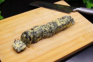 冷藏好的面团变硬，取出，切片。这个量，可以切25块。