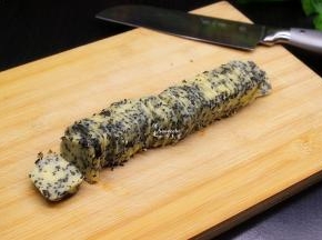 冷藏好的面团变硬，取出，切片。这个量，可以切25块。